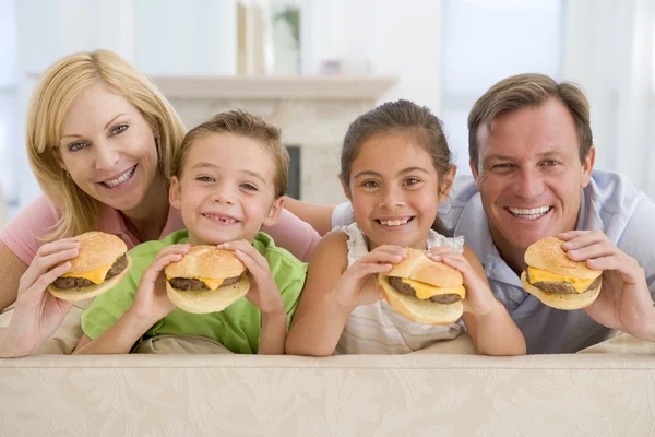 Rodina Jíst Cheeseburgery Dohromady — Stock fotografie