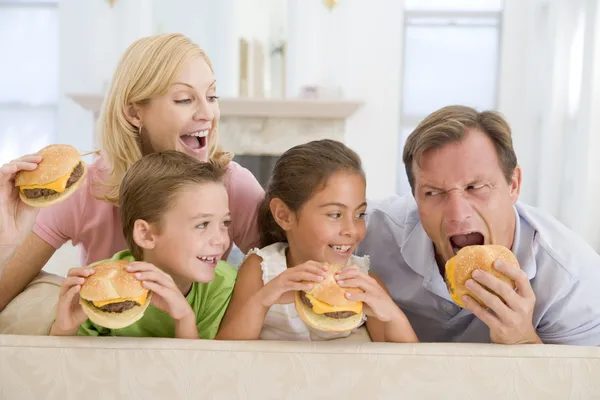 Familia Comiendo Hamburguesas Queso Juntos — Foto de Stock