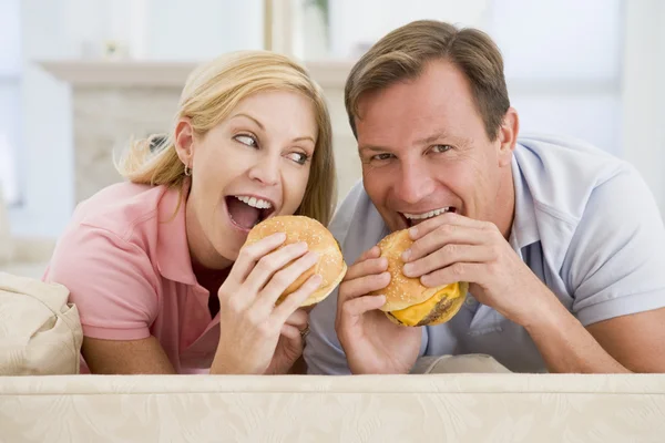Para Korzystających Hamburgery Razem — Zdjęcie stockowe