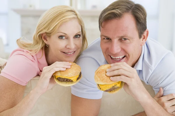 Casal desfrutando de hambúrgueres juntos — Fotografia de Stock