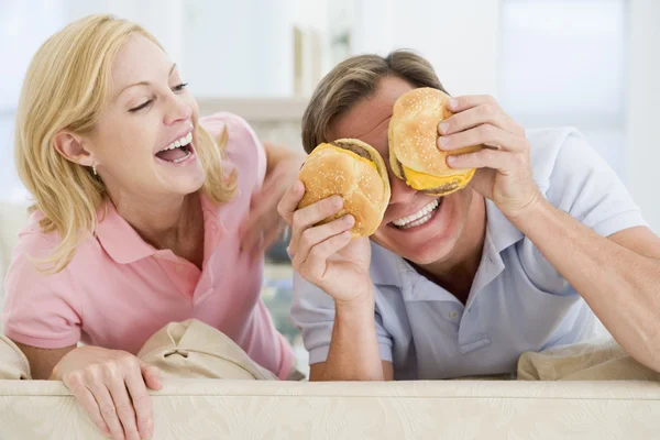 Casal desfrutando de hambúrgueres juntos — Fotografia de Stock