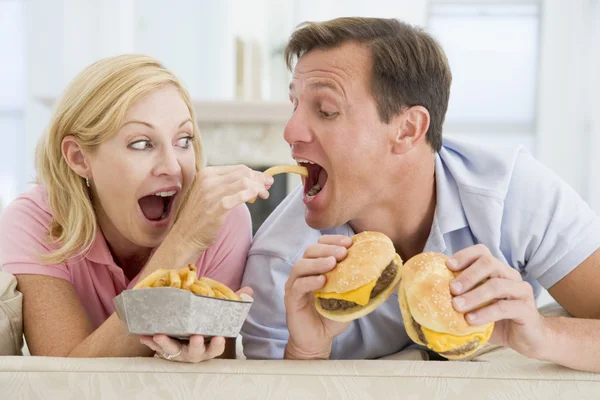 Para Korzystających Hamburgery Razem — Zdjęcie stockowe