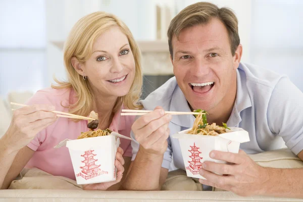 Paar isst Essen zum Mitnehmen, gemeinsame Mahlzeit — Stockfoto
