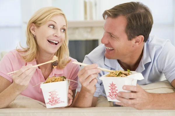 Paar Isst Essen Zum Mitnehmen Gemeinsame Mahlzeit — Stockfoto