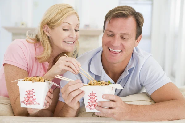 Paar eten afhaalmaaltijden maaltijd, maaltijd samen — Stockfoto