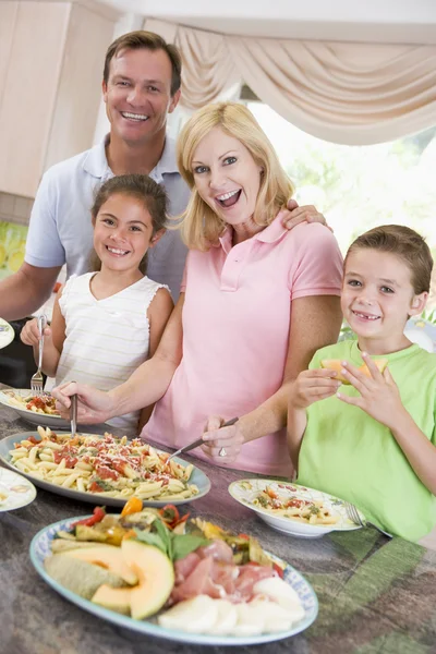 Moeder serveren op diner voor familie — Stockfoto