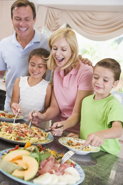 Madre Sirviendo Cena Para Familia —  Fotos de Stock