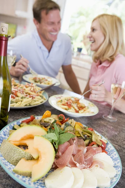 Пара наслаждается едой, обедом вместе — стоковое фото