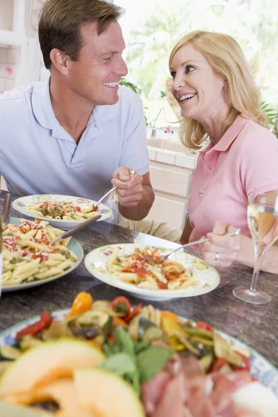 커플 즐기는 식사, 식사 시간에 함께 — 스톡 사진