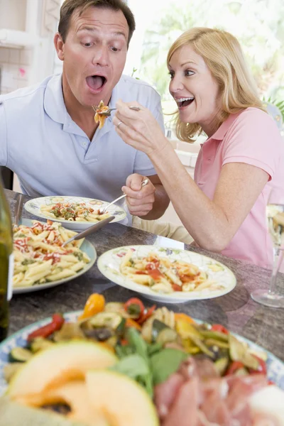 Пара наслаждается едой, обедом вместе — стоковое фото