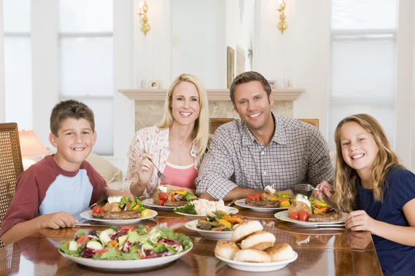Familie genießt Essen, gemeinsames Essen — Stockfoto