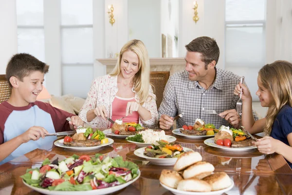 Familia Disfrutando Comida Hora Comida Juntos —  Fotos de Stock