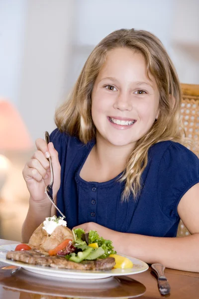 Jeune fille Manger un repas, l'heure des repas — Photo