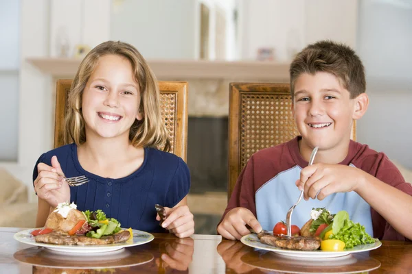 Irmão e irmã Comendo refeição, hora da refeição Juntos — Fotografia de Stock