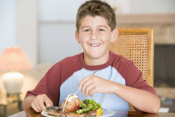 Młody chłopak jedzenie posiłek, posiłku — Zdjęcie stockowe