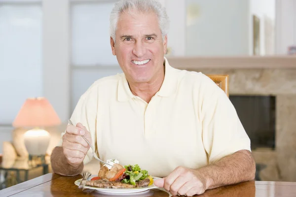 Człowiek Korzystających Zdrowy Posiłek Posiłku — Zdjęcie stockowe