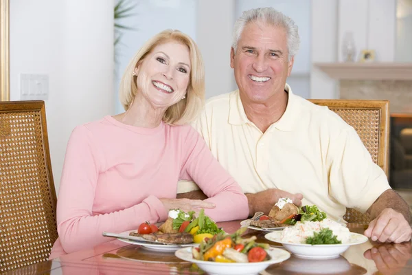Pareja de ancianos disfrutando de una comida saludable, a la hora de comer juntos — Foto de Stock