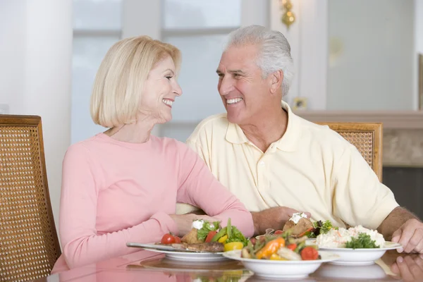 Yaşlı çiftin keyfi sağlıklı yemek, yemek zamanı birlikte — Stok fotoğraf