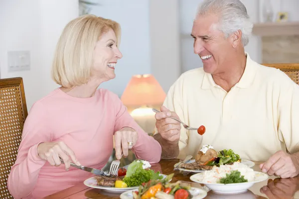 老年夫妇享受健康膳食 吃饭在一起 — 图库照片