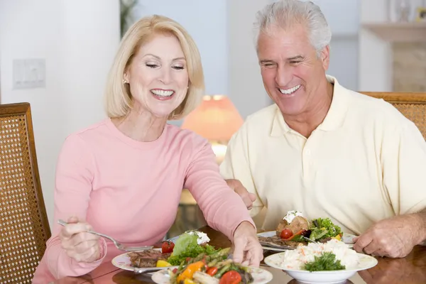 Ηλικιωμένο ζευγάρι απολαμβάνει υγιές γεύμα, γεύμα μαζί — Φωτογραφία Αρχείου