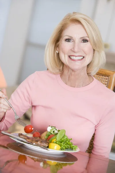 Kadın Zevk Sağlıklı Yemek Yemek Zamanı — Stok fotoğraf