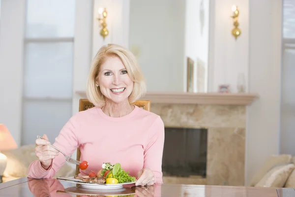 Mujer disfrutando de una comida saludable, a la hora de comer —  Fotos de Stock