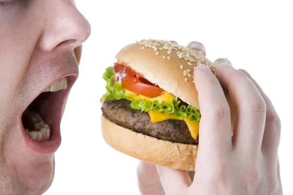 Bir Çizburger Isırmaya Adam — Stok fotoğraf