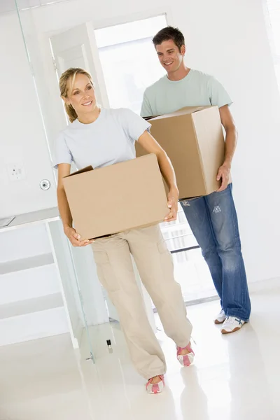 Couple Avec Des Boîtes Emménageant Dans Une Nouvelle Maison Souriant — Photo