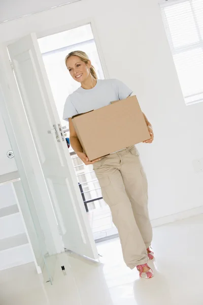 Mulher Com Caixa Movendo Para Casa Nova Sorrindo — Fotografia de Stock