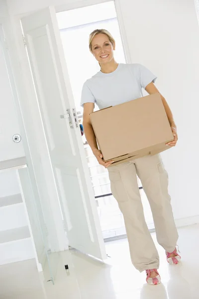 Mulher Com Caixa Movendo Para Casa Nova Sorrindo — Fotografia de Stock