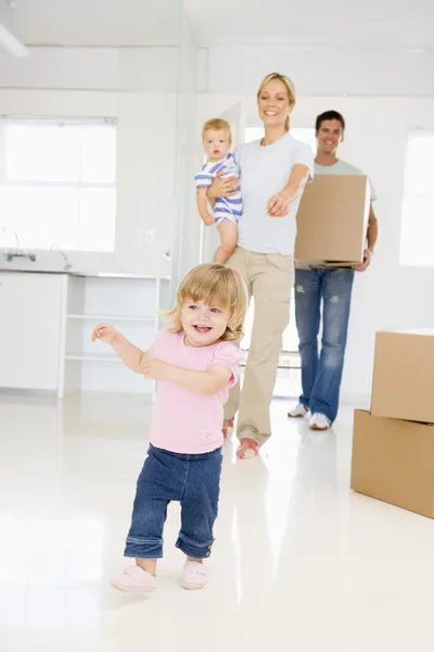 Familie Mit Box Zieht Lächelnd Neues Zuhause Ein — Stockfoto