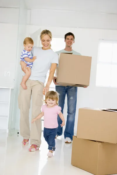 Família Com Caixa Movendo Para Casa Nova Sorrindo — Fotografia de Stock