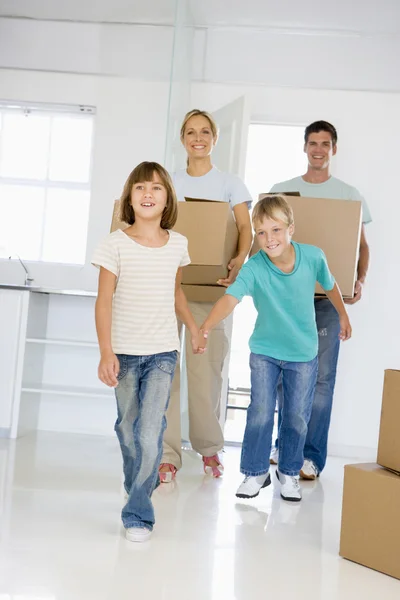 Familie Mit Kisten Zieht Lächelnd Neues Zuhause Ein — Stockfoto