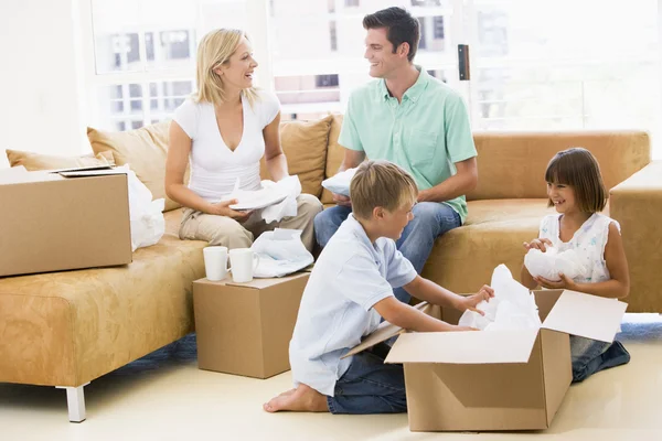 Familie Packt Lächelnd Kisten Neuen Zuhause Aus — Stockfoto