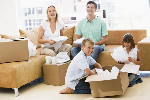 Familie Packt Lächelnd Kisten Neuen Zuhause Aus — Stockfoto