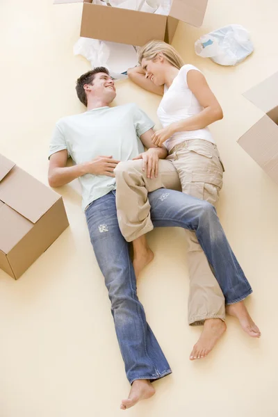 Paar Lächelnd Auf Dem Boden Liegend Bei Geöffneten Kisten Neuem — Stockfoto