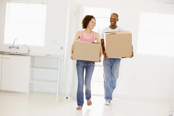 Paar Mit Kisten Zieht Lächelnd Neues Zuhause Ein — Stockfoto