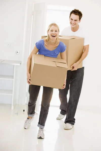 Couple Avec Des Boîtes Emménageant Dans Une Nouvelle Maison Souriant — Photo