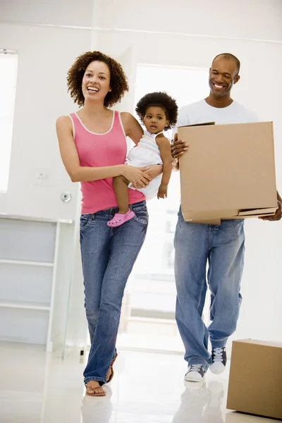 Familia Mudándose Nuevo Hogar Sonriendo — Foto de Stock