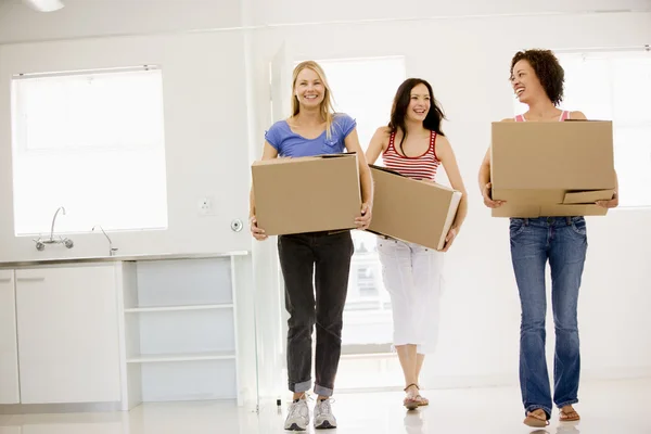 Three girl friends moving into new home smiling — Stock Photo, Image