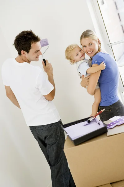 Family Painting Room New Home Smiling — Stock Photo, Image