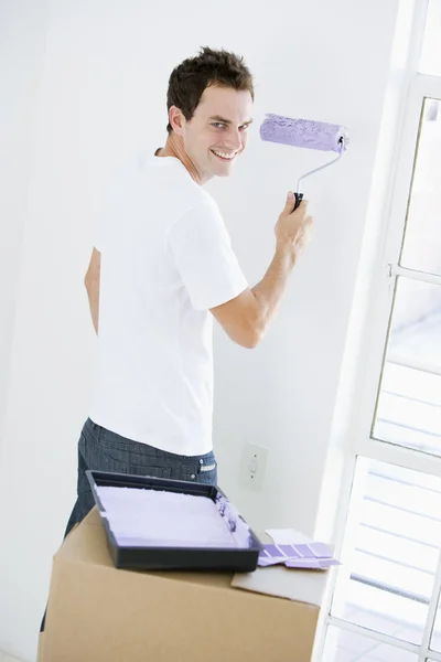 Yeni ev gülümseyen içinde adam boyama Oda — Stok fotoğraf