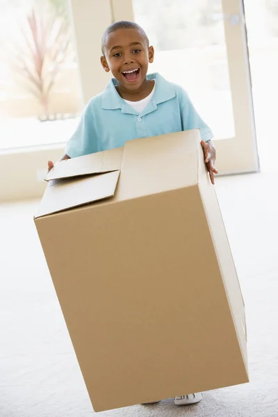 Молодий Хлопчик Тримає Коробку Новому Будинку Посміхається — стокове фото