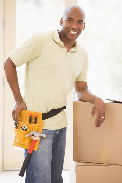 Homem Usando Cinto Ferramentas Por Caixas Nova Casa Sorrindo — Fotografia de Stock