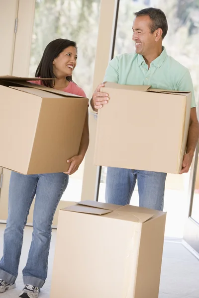 Paar Mit Kisten Zieht Lächelnd Neues Zuhause Ein — Stockfoto
