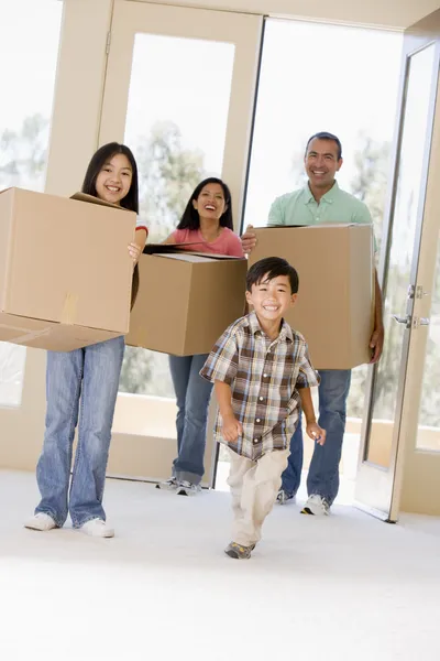 Famiglia Con Scatole Che Trasferiscono Una Nuova Casa Sorridente — Foto Stock