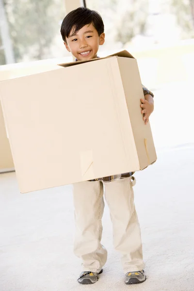 Niño Con Caja Casa Nueva Sonriendo — Foto de Stock