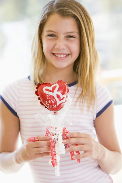 情人节那天举行爱主题气球微笑的小女孩 — 图库照片
