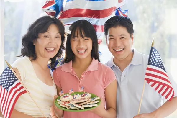 Familjen Utomhus Fjärde Juli Med Flaggor Och Cookies Leende — Stockfoto