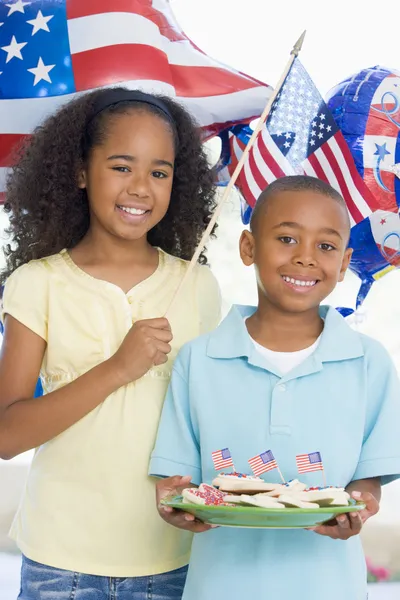 Irmão Irmã Dia Julho Com Bandeira Biscoitos Smili — Fotografia de Stock